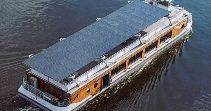 Seminarschiff Orca ten Broke mit großem Solardach